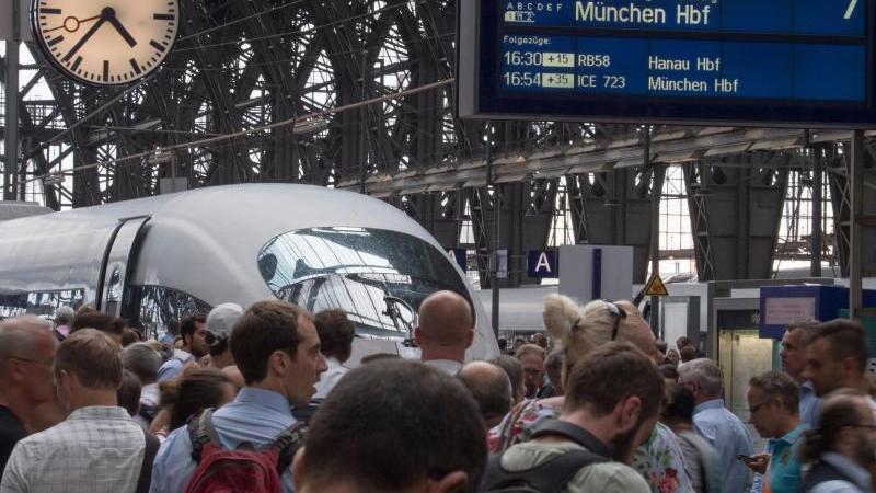 Massive Unwetterfront bremst Flugzeuge, Bahn und Autos aus Frankfurter Hauptbahnhof
