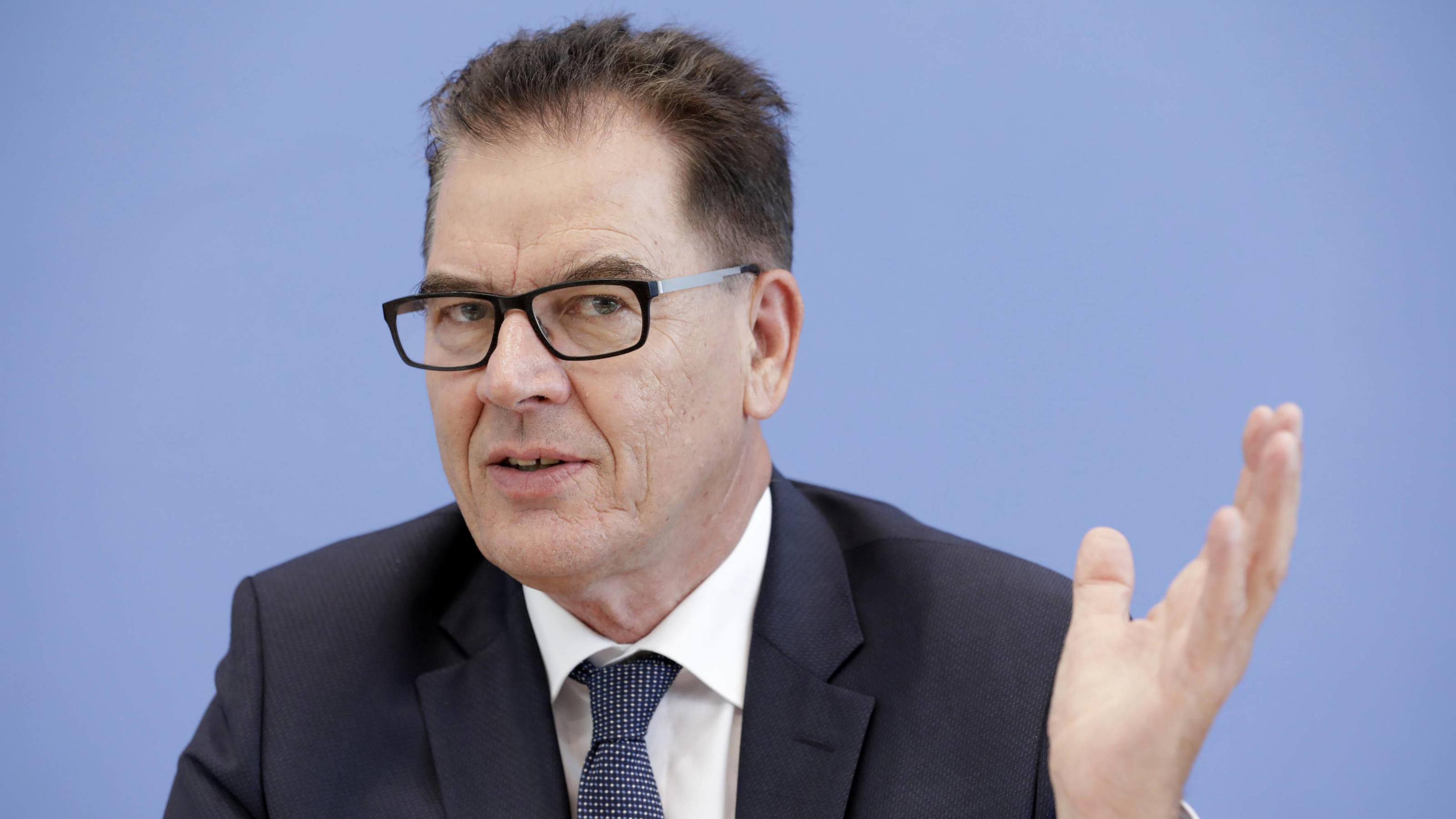 Entwicklungsminister Müller: EU sollte Märkte für afrikanische Produkte öffnen Gerd Mueller, Bundesminister fuer wirtschaftliche Zusammenarbeit und Entwicklung, CSU, PK zu: UNICEF und BMZ treiben psychosoziale Hilfsprogramme fuer Kinder und Familien in Krisengebieten voran, DEU, Berlin, 05.07.2018