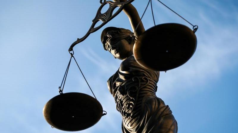 Angeklagter im Totschlagsprozess eventuell psychisch krank Statue der Justitia