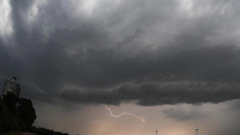 Nach Gewittertief weiter Einschränkungen im Zugverkehr Unwetter in Niedersachsen