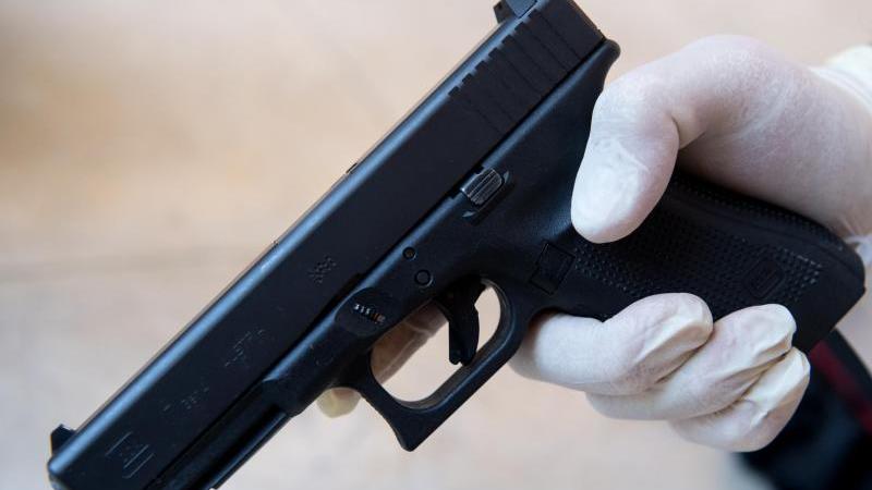 Münchner Amoklauf: Anklage gegen Plattformbetreiber Hand hält Waffe