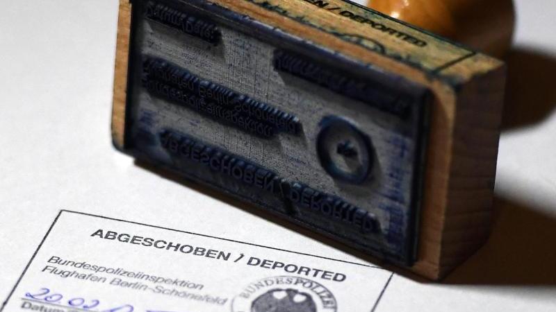 Bericht: Deutsche Behörden weisen immer mehr Ausländer aus Abschiebung von Ausländern