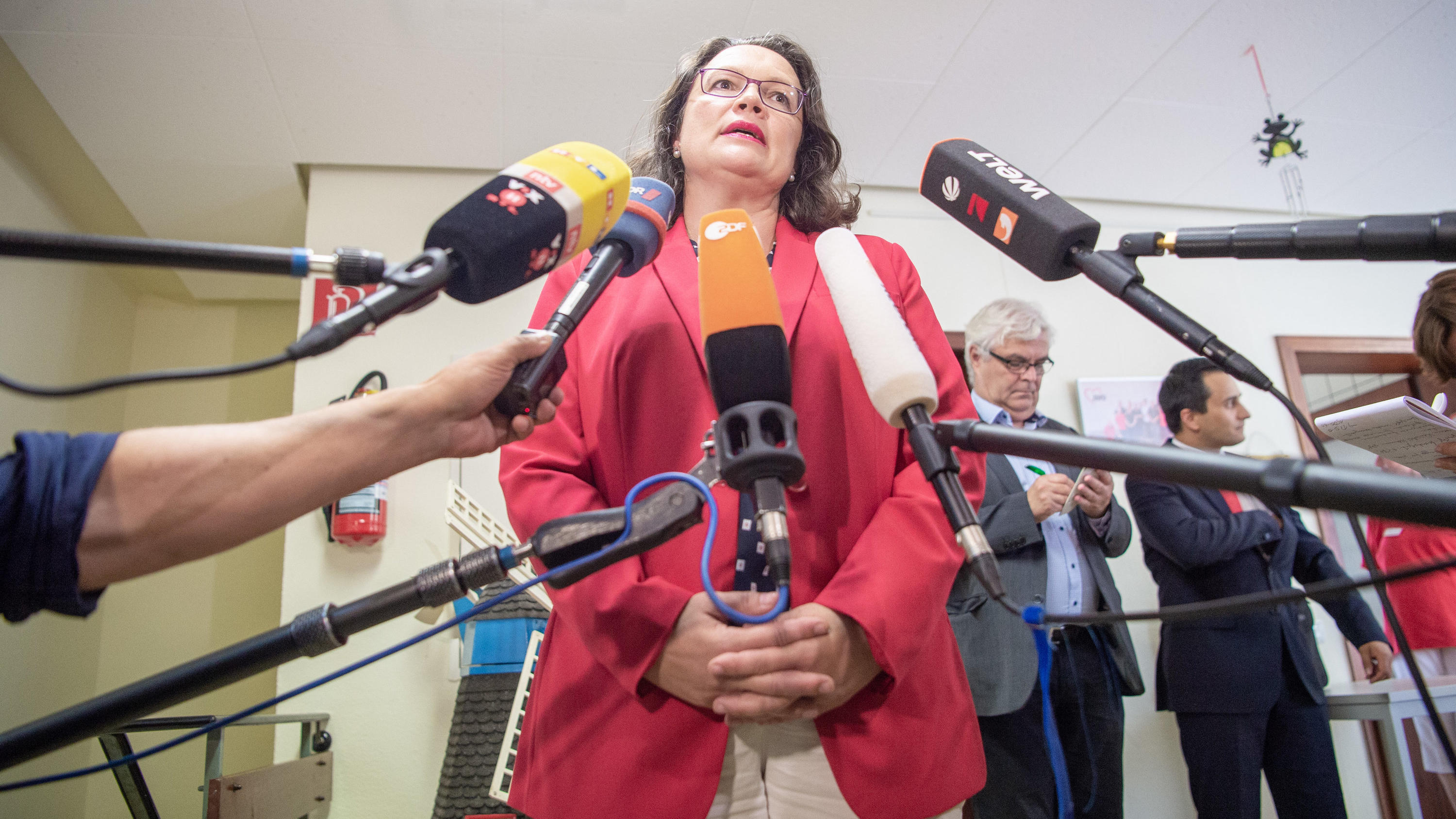 Kindergeld-Betrug: Wie groß ist das Problem wirklich? 09.08.2018, Nordrhein-Westfalen, Duisburg: Andrea Nahles, Vorsitzende der Sozialdemokratischen Partei Deutschlands (SPD), äußert sich zur aktuellen Debatte um den starken Anstieg der Zahl ausländischer Kindergeldempfänger. Foto: Christophe Gateau/dpa