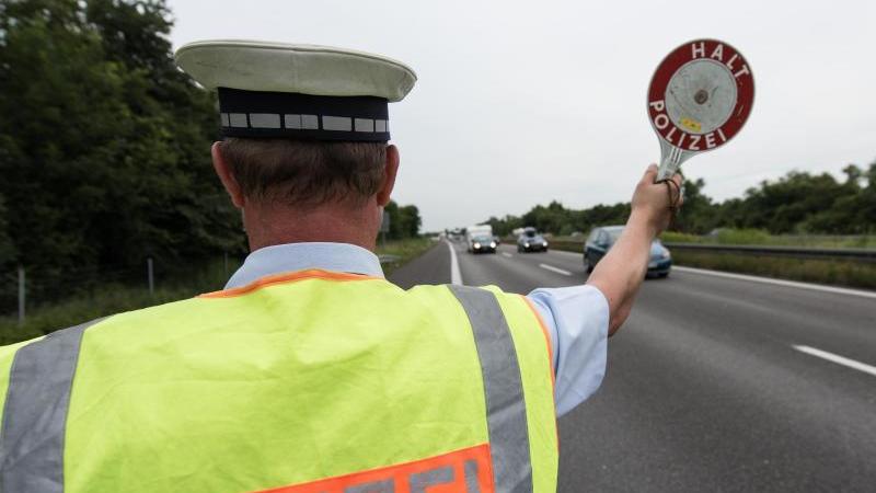 40 Kilo Dönerfleisch in unklimatisiertem Auto: Mann gestoppt Ein Polizist bei der Kontrolle
