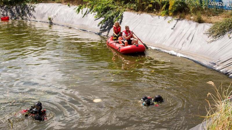 Zwei Kinder nach Sturz in Regenrückhaltebecken gestorben Kinder in Regenrückhaltebecken