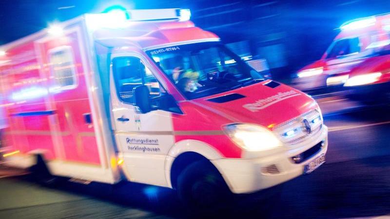 Radfahrer liegt offenbar über Nacht verletzt am Straßenrand Rettungsdienst