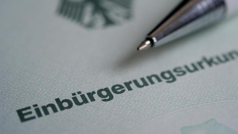 Viele Eingebürgerte behalten alten Pass - eine Brexit-Folge? Einbürgerungsurkunde