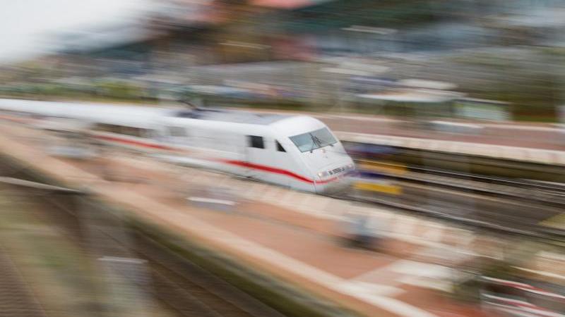 Einschränkungen und Ausfälle im Fernverkehr nach Unwetter ICE-Zug