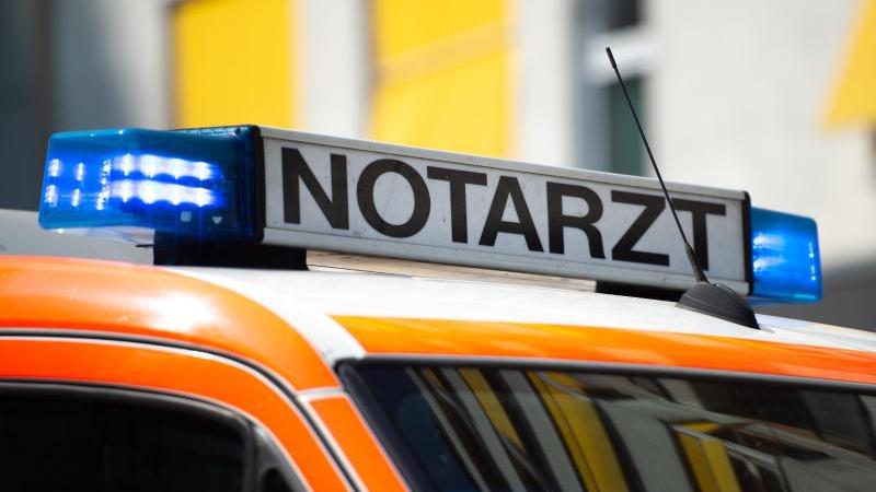 Motorradfahrer übersieht Baustelle Blaulicht auf einem Notarztwagen