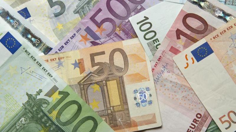 Bund will bayerischen Alleingang bei Familiengeld verhindern Geldscheine