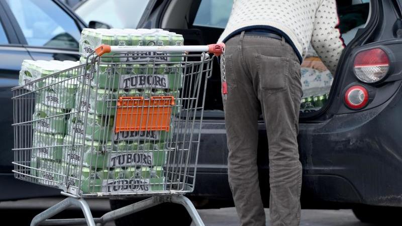 Keine Lösung im deutsch-dänischen Dosenbier-Dilemma in Sicht Großeinkauf an der deutsch-dänischen Grenze