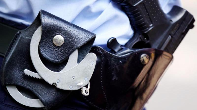Polizei nimmt Mann nach Streit in Wohnhaus fest Handschellen