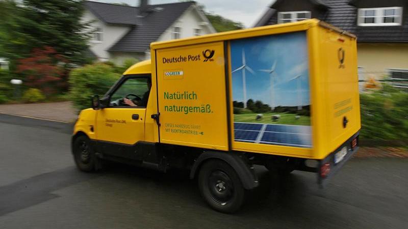 Kraftfahrtbundesamt untersucht Streetscooter der Post Streetscooter der Deutschen Post in einer Wohnsiedlung