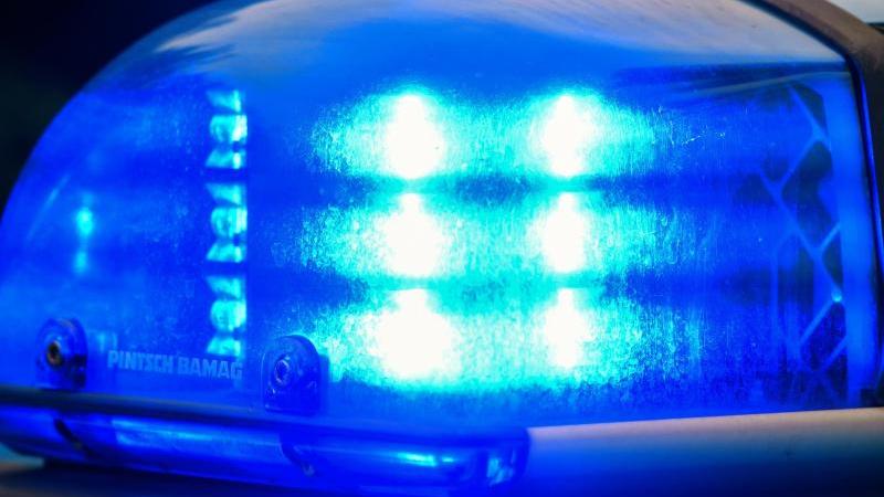 Polizei verhaftet drei mutmaßliche Kokain-Dealer Blaulicht auf Polizeiwagen