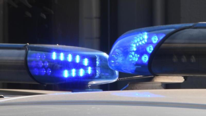 Verfolgungsfahrt nach Unfall bis zum Frankfurter Flughafen Polizei mit Blaulicht