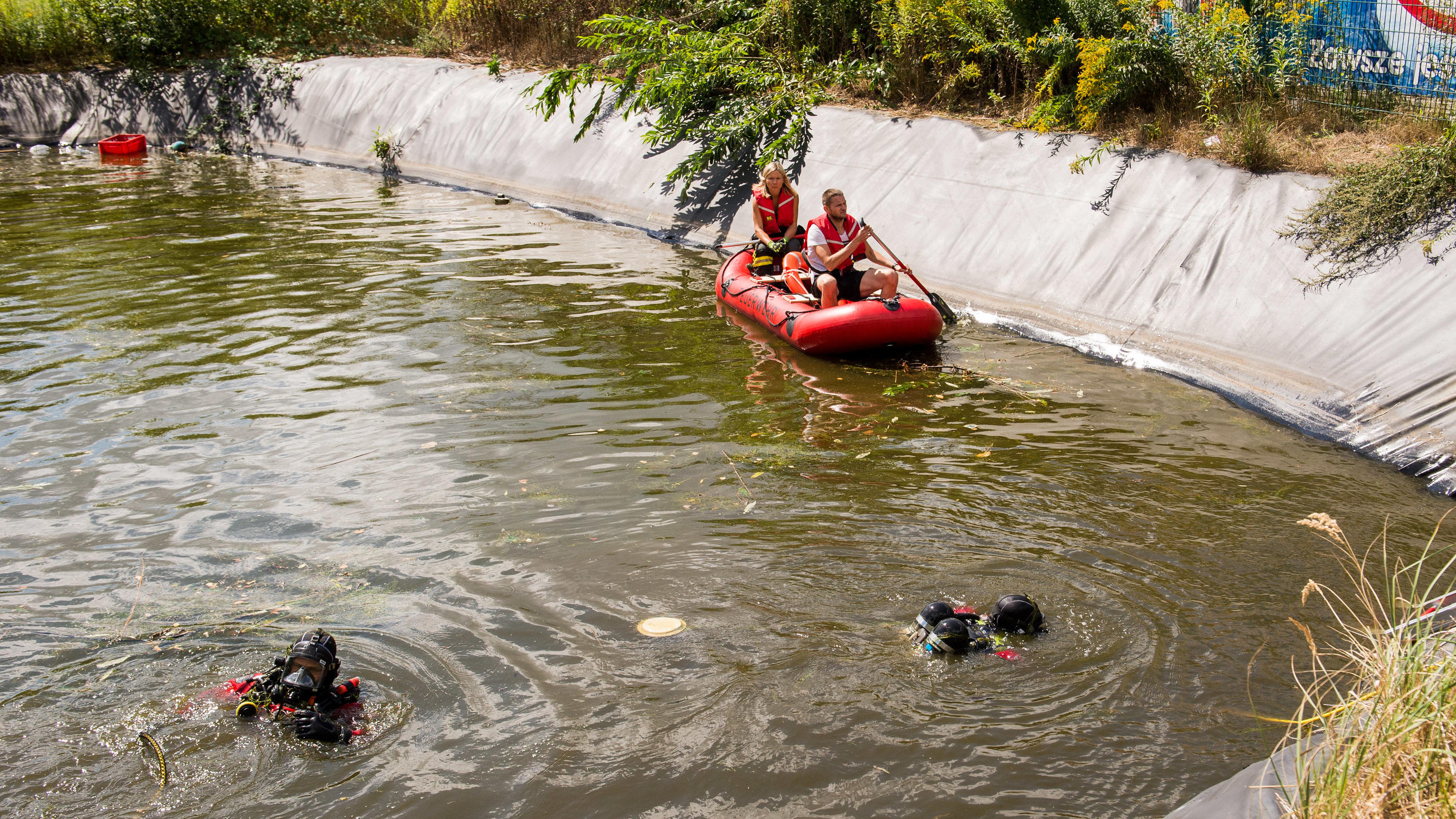 Drama in Glinde bei Hamburg: Jungen (5 und 6 Jahre) sterben nach Sturz in Wasserbecken 10.08.2018, Schleswig-Holstein, Glinde: Rettungskräfte arbeiten auf einem Regenrückhaltebecken eines Hotels. Zwei Kinder sind auf dem Gelände in ein Regenrückhaltebecken gefallen. Retter hätten sie aus dem Wasser geholt und reanimiert, sagte ein Poli