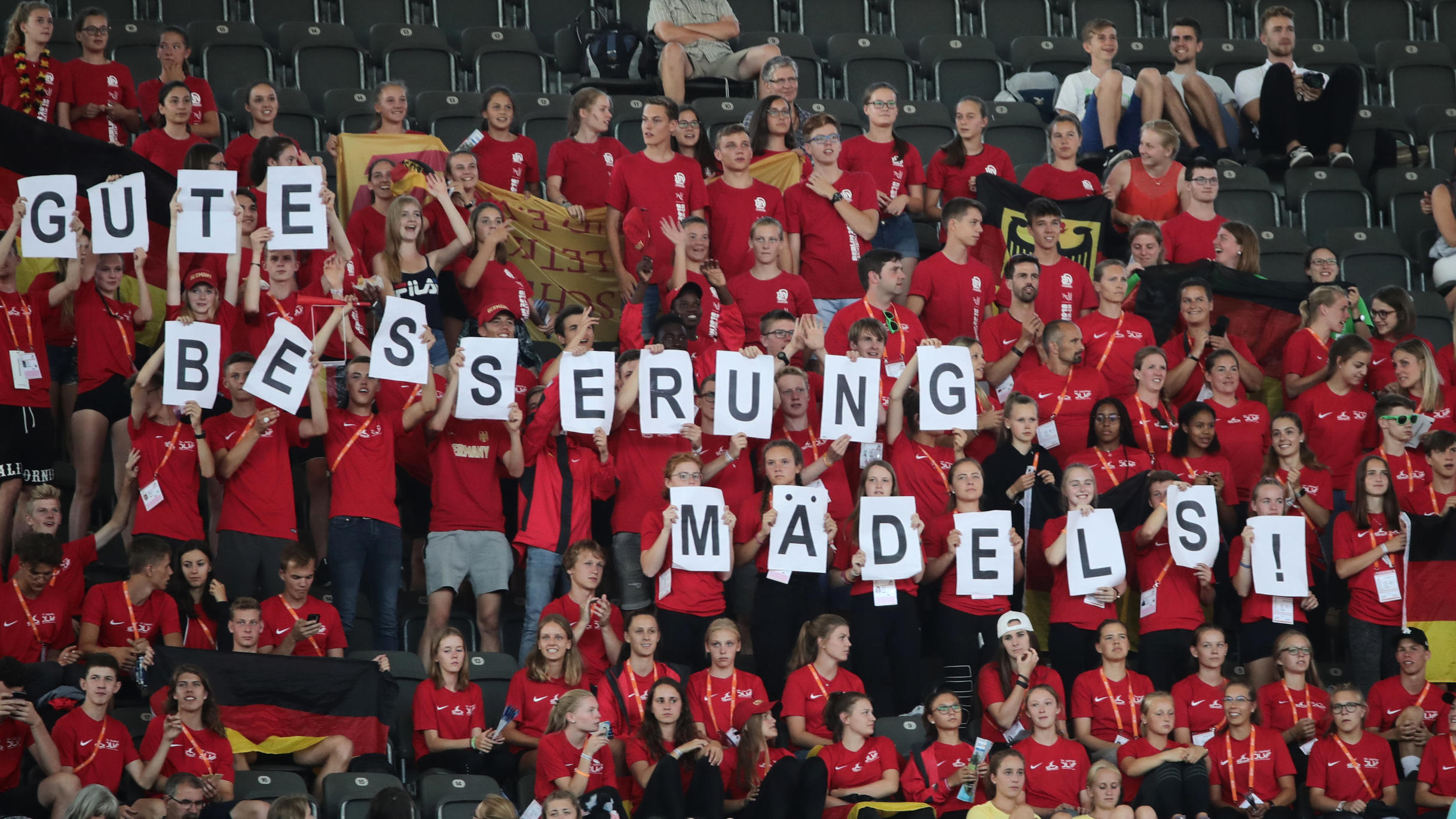EM-Aus für Siebenkämpferinnen Louisa Grauvogel und Mareika Arndt nach Autounfall 10.08.2018, Berlin: Leichtathletik, Europameisterschaft im Olympiastadion: Siebenkampf, 800 m, Frauen: Fans von Deutschland halten auf der Tribüne Schilder mit dem Schriftzug: "Gute Besserung Mädels!" hoch. Nach einem Autounfall müssen die Siebenkämp