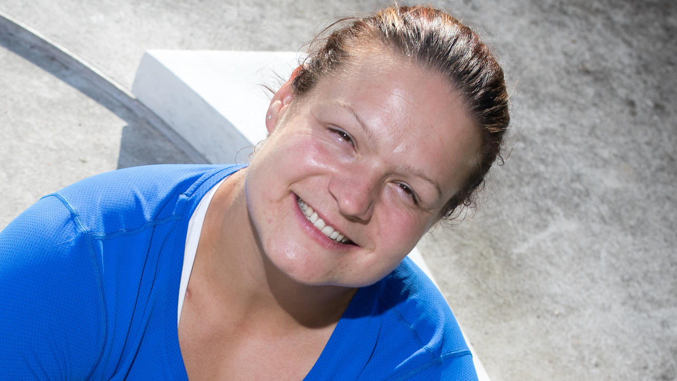 EM-Aus für Siebenkämpferinnen Louisa Grauvogel und Mareika Arndt nach Autounfall 30.07.2018, Brandenburg, Grünheide, Kienbaum: Christina Schwanitz, Kugelstoßerin des DLV sitzt im Ring im Außengelände des Leistungszentrum. Schwanitz war nach der Deutschen Leichtathletik Meisterschaft mit dem Auto verunglückt und hofft rechtzeitig