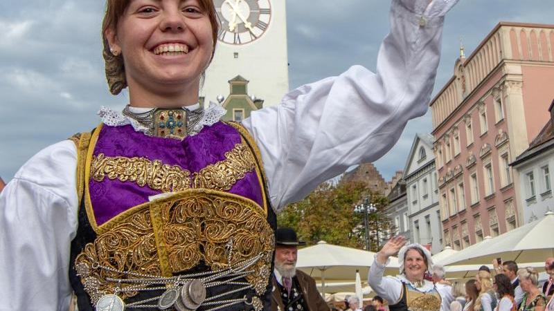 Gäubodenvolksfest startet mit farbenfrohem Trachtenauszug Gäubodenvolksfest