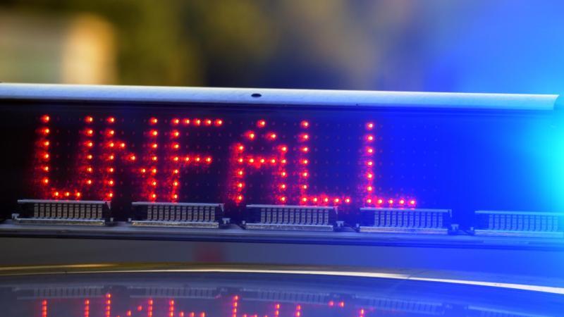 Fahranfängerin fährt mit Auto gegen Baum und stirbt Unfall-Warnhinweis