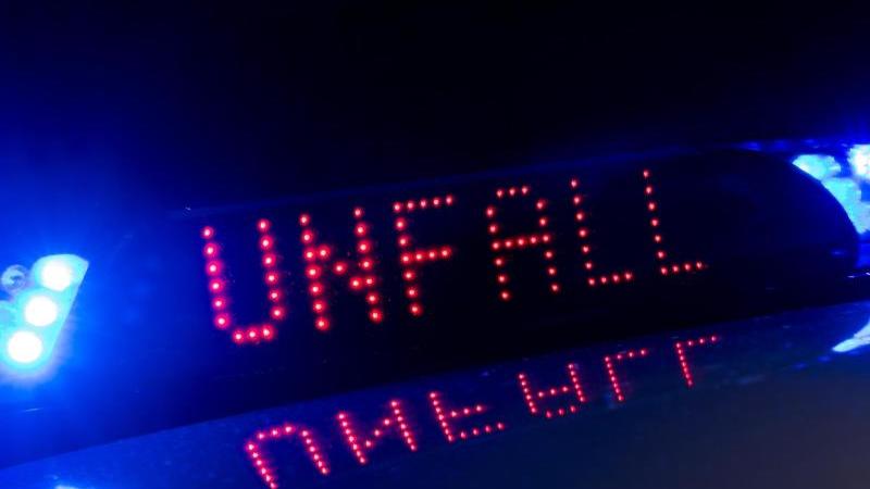 Vier Verletzte nach Reifenschaden auf A11 Unfall-Warnhinweis