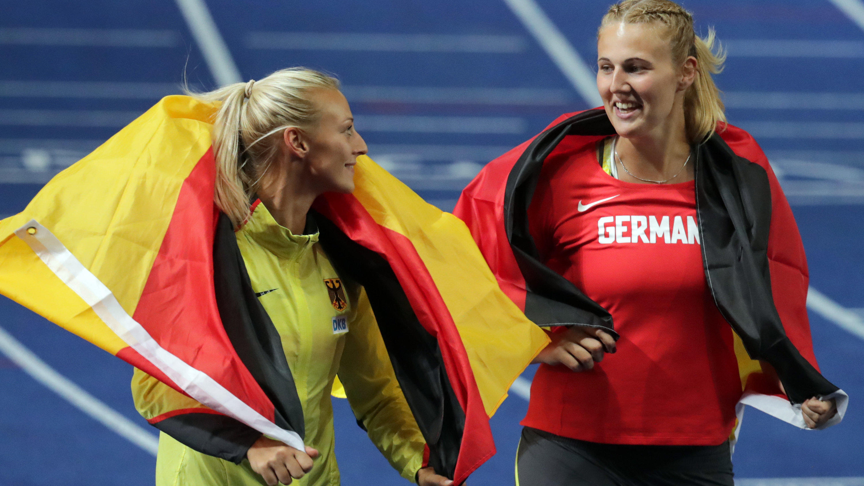 Leichtathletik-EM: Starke Frauen holen vier Medaillen 10.08.2018, Berlin: Leichtathletik, Europameisterschaft im Olympiastadion: Frauen, Finale: Silbermedaillengewinnerin Kristin Gierisch (l) aus Deutschland im Dreisprung jubelt mit Speerwurf Goldmedaillengewinnerin Christin Hussong aus Deutschland. Fot