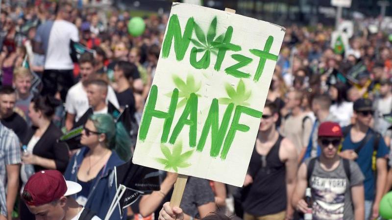 Cannabis-Befürworter ziehen bei Hanfparade durch Berlin Hanfparade-Teilnehmer zeigt Schild mit Aufschrift «Nutzt Hanf»