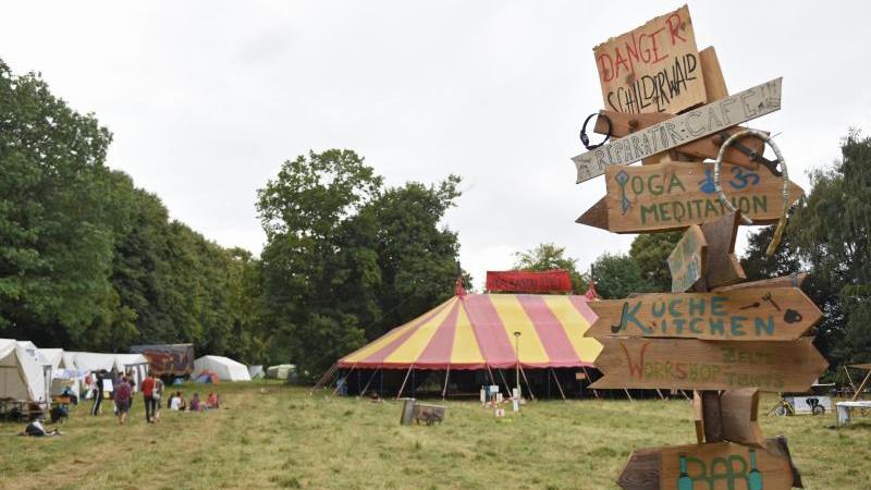 Protestcamp gegen die Braunkohle beginnt im Rheinland Schilder auf Gelände von einem Klimacamp
