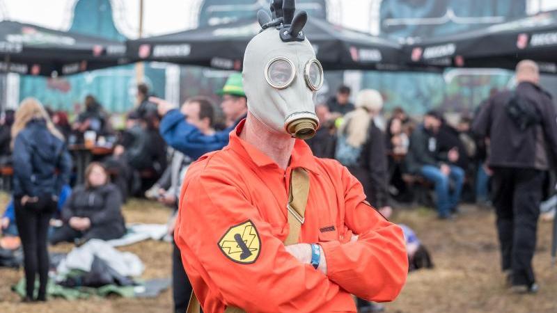 Gothic-Szene feiert beim Festival "M'era Luna" in Hildesheim Mann trägt Maske auf einem Festival