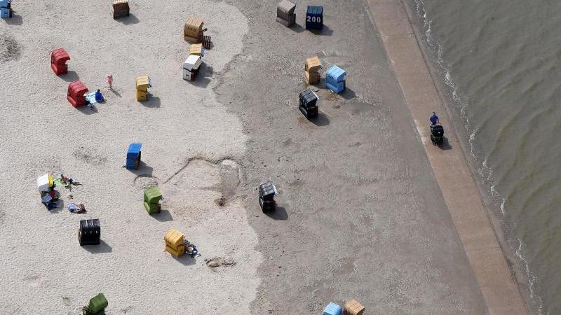 Super-Sommer beschert Nordwesten großen Touristen-Ansturm Strandkörbe und Spaziergänger
