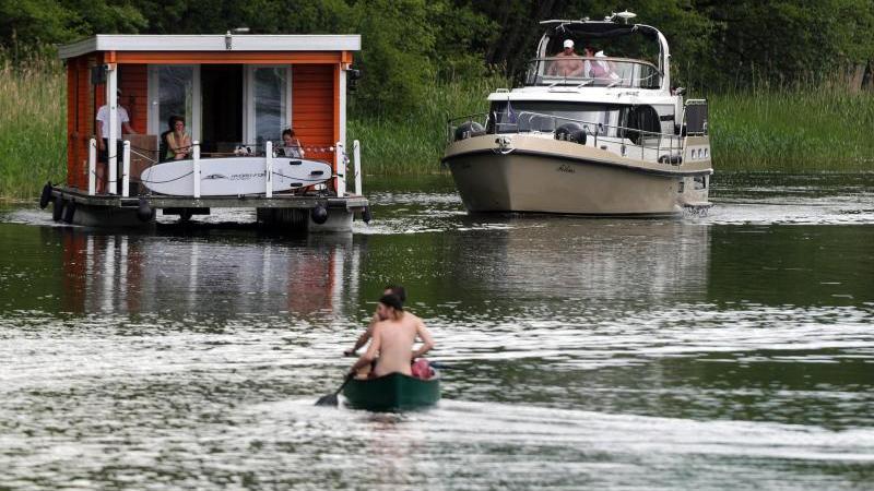 Rekordsommer lässt Brandenburgs Tourismusbranche boomen Kayakfahrer, Motorboot und Hausboot