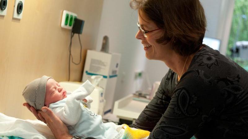 Mehr Kinder, weniger Hebammen: Mangel könnte größer werden Eine Hebamme mit Kind