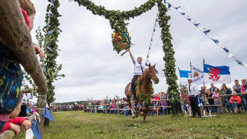 Tonnenfest in Dierhagen: Jahrhunderte alte Tradition Reiterin beim Tonnenabschlagen