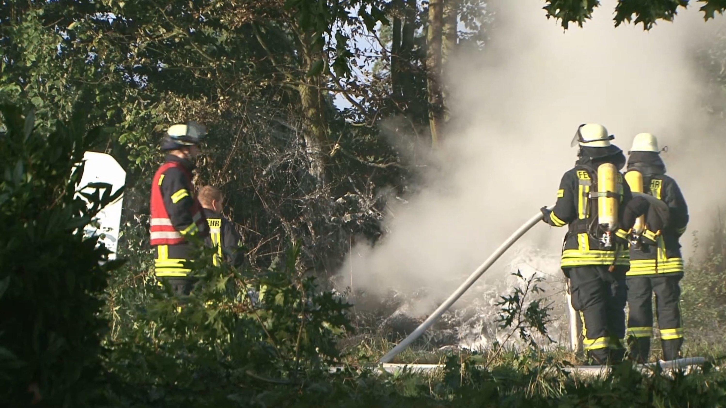 Tragisches Ausflugsende: Großvater und Enkelin sterben bei Flugzeugabsturz in Melle 11.08.2018, Niedersachsen, Melle: Feuerwehrleute arbeiten an der Absturzstelle eines Ultraleichtfliegers. Ein Großvater und seine 14-jährige Enkelin sind bei dem Flugzeugabsturz gestorben. Foto: -/NMW-TV/dpa +++ dpa-Bildfunk +++