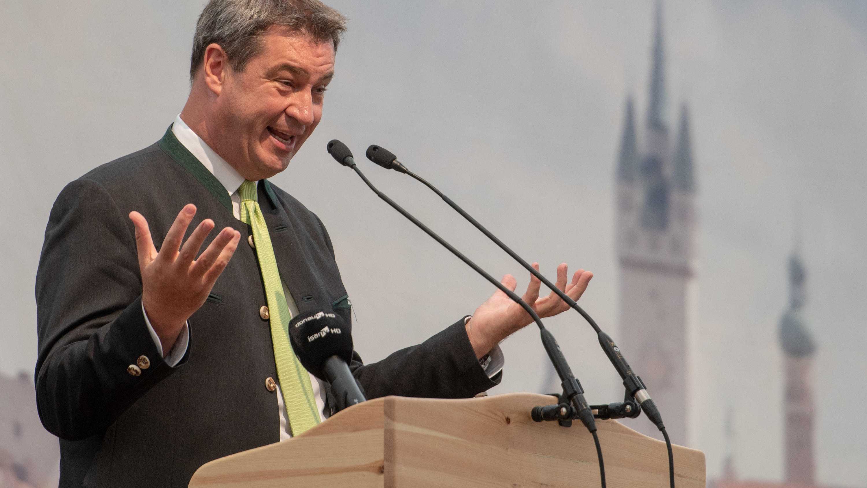 Markus Söder zur Kindergeld-Debatte: "Sozialmissbrauch unterbinden" 11.08.2018, Bayern, Straubing: Markus Söder (CSU), Ministerpräsident von Bayern, spricht beim Festakt zur Eröffnung des Gäubodenvolksfestes in einem Bierzelt. Foto: Armin Weigel/dpa +++ dpa-Bildfunk +++