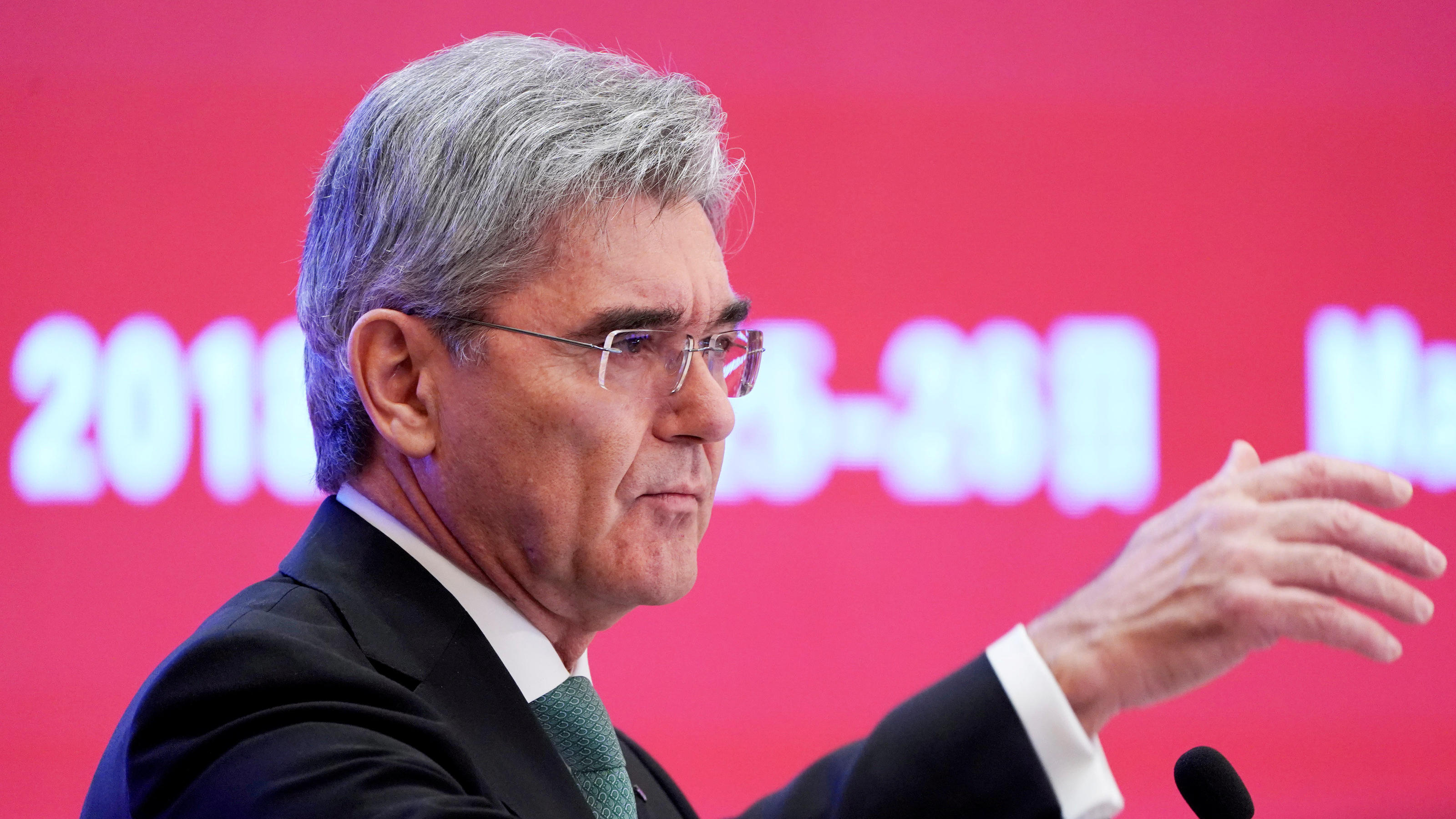 Gefahr für Wirtschaft und Unternehmen: Siemens-Chef warnt vor Rassismus und Nationalismus in Deutschland FILE PHOTO: Siemens CEO Joe Kaeser speaks at the annual session of China Development Forum (CDF) 2018 at the Diaoyutai State Guesthouse in Beijing, China March 26, 2018. REUTERS/Jason Lee/File Photo