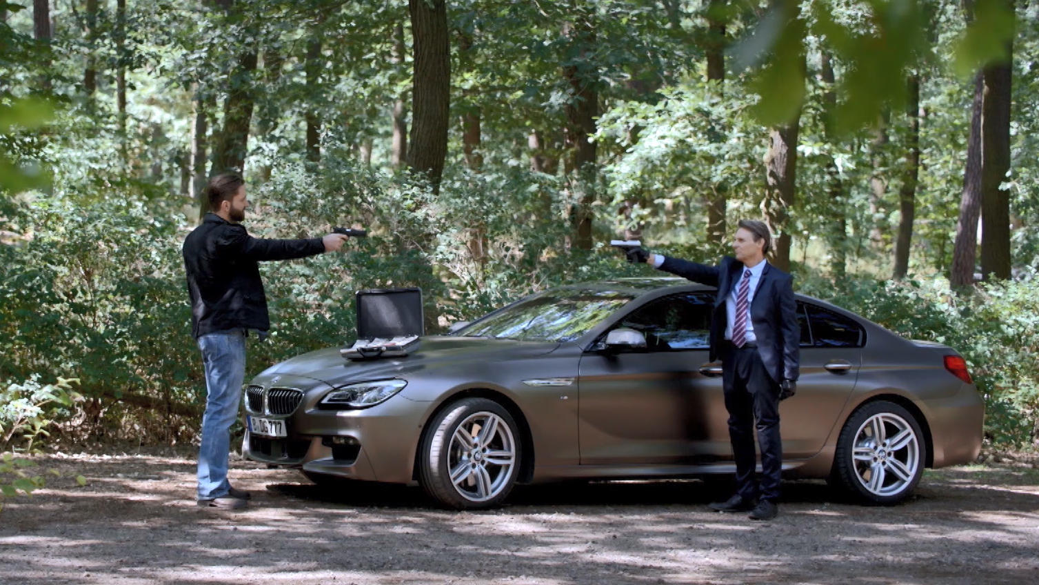 GZSZ-Folge 6574 vom 16.08.2018: Showdown im Wald von Gerner und Keller GZSZ: Keller und Gerner bedrohen sich mit Waffen