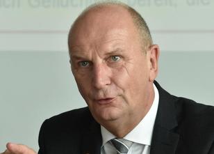 Brandenburgs Regierungschef Dietmar Woidke (SPD) hat sich am Dienstag bei e... weiterlesen