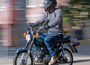 Etliche Fahrschulen in Ostdeutschland haben ein Simson-Moped aus DDR-Produk... weiterlesen