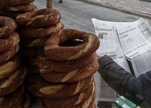 Die Armen essen ihn, die Reichen essen ihn, die Touristen essen ihn, mit Kä... weiterlesen