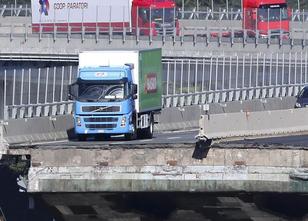 Ein grün-blauer Lastwagen ist zum Symbol des verheerenden Einsturzes der Mo... weiterlesen