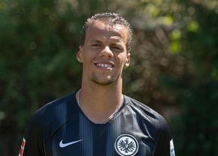 Eintracht Frankfurts Abwehrspieler Timothy Chandler droht wegen einer erneu... weiterlesen