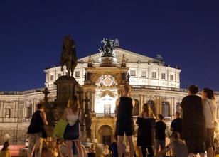 Der Bühnenschmuck in der Dresdner Semperoper strahlt wieder im alten Glanz.... weiterlesen