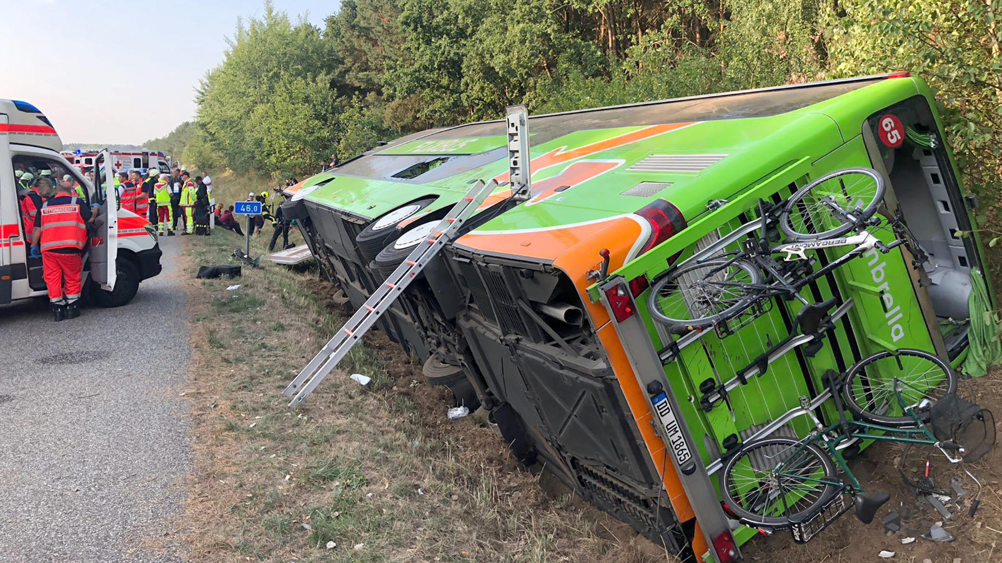 22 Verletzte bei Fernbus-Unfall auf Autobahn 19 nach Berlin - Handyvideo zeigt chaotische Szenen Der Bus kam von der Fahrbahn ab, geriet in einen Graben und kippte zur Seite.