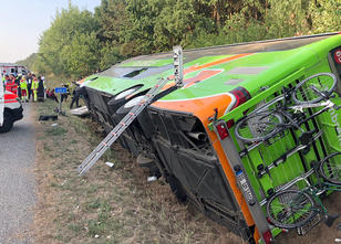 Ein Fernbus ist am Freitagmorgen auf der A19 bei Linstow verunglückt. Bus-Unglück auf A19