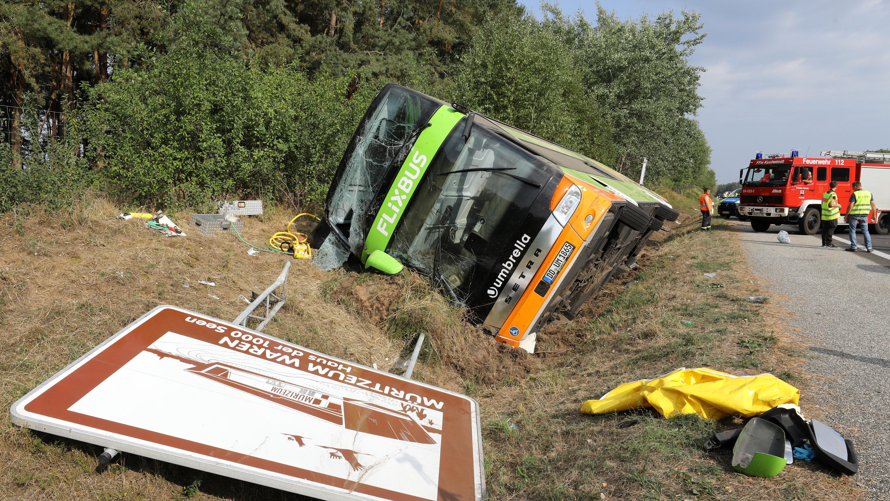 22 Verletzte bei Fernbus-Unfall auf Autobahn 19 nach Berlin - Handyvideo zeigt chaotische Szenen Rettungskräfte nach Fernbus-Unglück auf der A19.