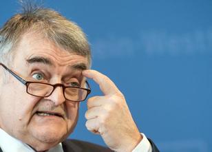 Nordrhein-Westfalens Innenminister Herbert Reul (CDU) hat sich für seine Ge... weiterlesen