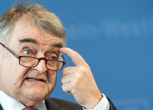 Nordrhein-Westfalens Innenminister Herbert Reul (CDU) entschuldigt sich weg... weiterlesen