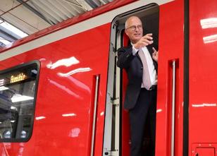 Hamburgs Bürgermeister Peter Tschentscher (SPD) hat die neuen Züge der S-Ba... weiterlesen