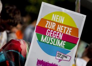 Mit Sitzblockaden haben Gegendemonstranten versucht, einen Neonazi-Aufzug a... weiterlesen